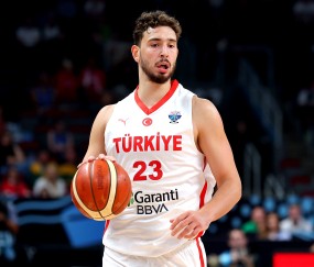 lol官方-赛地聚焦——欧联转会期热度飙升，山东男篮状态回暖，态度坚定，阵容厚度经受考验(山东高速篮球今天最新消息)